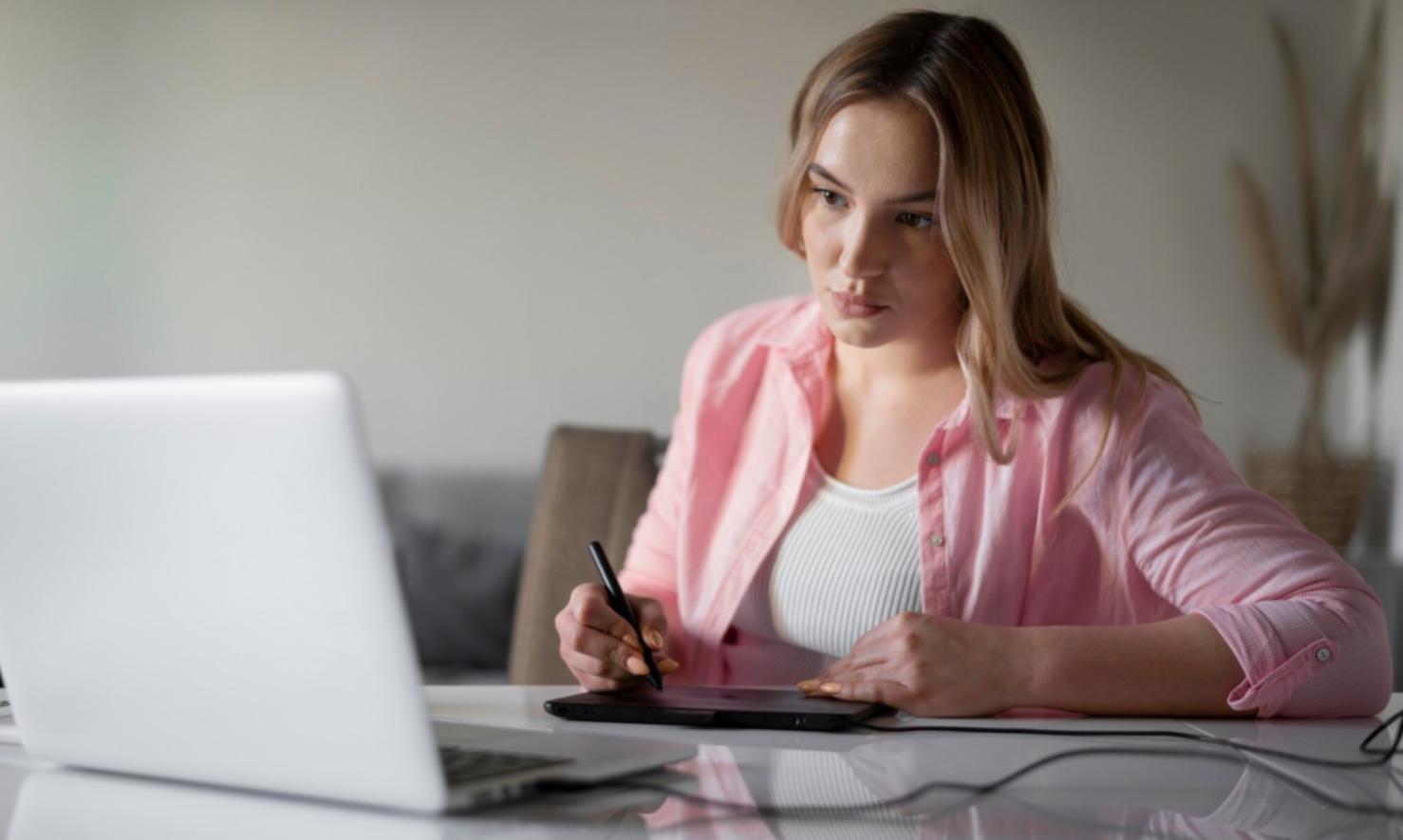 Bureau d'analyse financière moderne avec équipements professionnels